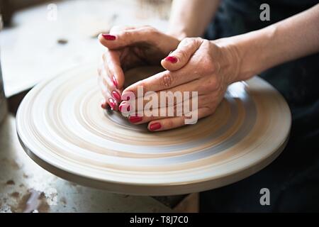 Ein lace Maker und Keramiker Kunstwerke erstellen. Hände, Ansicht von oben Stockfoto