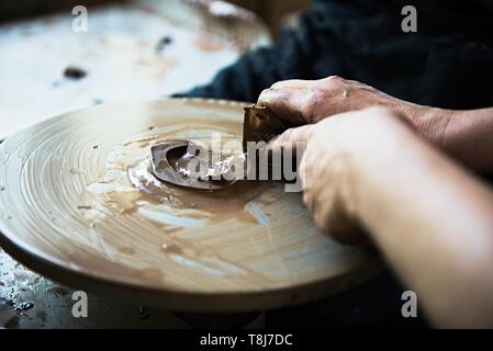 Ein lace Maker und Keramiker Kunstwerke erstellen. Hände, Ansicht von oben Stockfoto