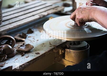 Ein lace Maker und Keramiker Kunstwerke erstellen. Hände, Ansicht von oben Stockfoto
