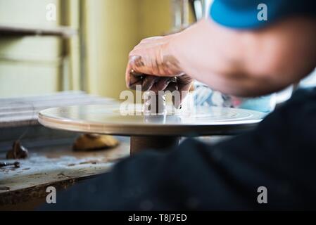 Ein lace Maker und Keramiker Kunstwerke erstellen. Hände, Ansicht von oben Stockfoto