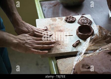 Ein lace Maker und Keramiker Kunstwerke erstellen. Hände, Ansicht von oben Stockfoto