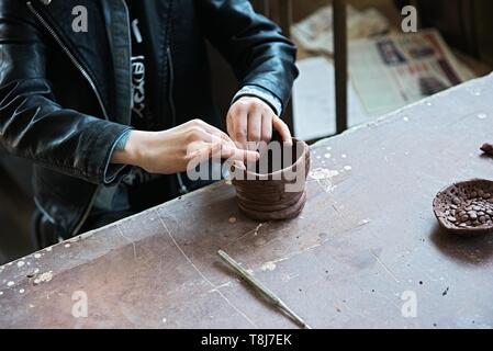 Ein lace Maker und Keramiker Kunstwerke erstellen. Hände, Ansicht von oben Stockfoto