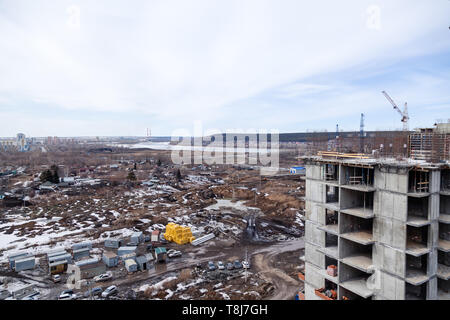 Russland Kemerovo 2019-04-03 Bau Geräte, Materialien, Maschinen, Spielplatz, Baugrube, unfaire Arbeit, Entwickler, Schlamm, Müll, Dreck, schlechte Stockfoto