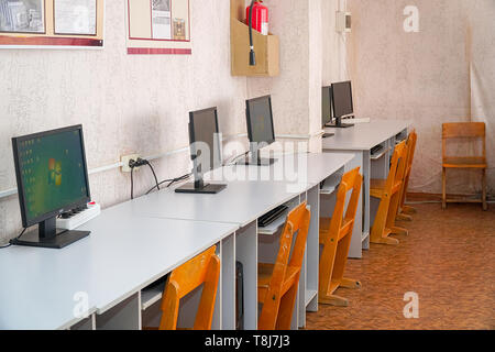 Chapaevsk, Region Samara, Russland - 17. April 2019: Hochschule in Chapaevsk Stadt. Leer computer Klasse Stockfoto