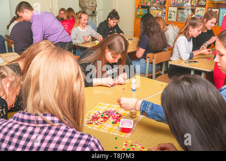 Chapaevsk, Region Samara, Russland - 17. April 2019: Hochschule in Chapaevsk Stadt. Schüler erstellen Kunsthandwerk aus Papier Stockfoto