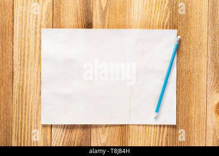 Blatt Papier liegen auf hölzernen Tisch Stockfoto