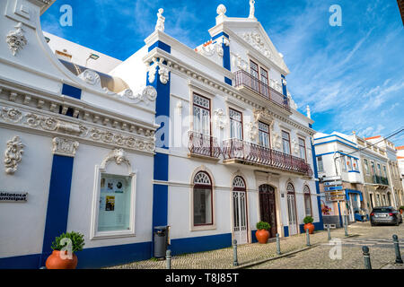 Typisch portugiesisches Haus bei Ericeira, Lissabon Region in Portugal. Ericeira ist eine Gemeinde und Seebad/Fischerdorf an der Westküste Stockfoto