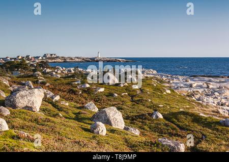 Kanada, Nova Scotia, Peggy's Cove, Fischerdorf an der Atlantikküste, Dorf und lightouse Fernsicht Stockfoto