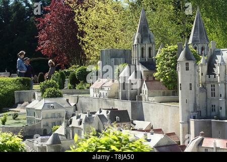 Frankreich, Indre et Loire, Loire Tal als Weltkulturerbe von der UNESCO, Amboise, Mini-Chateau Park aufgeführt, Besucher vor dem Modell der Abtei und der Stadt Loches Stockfoto