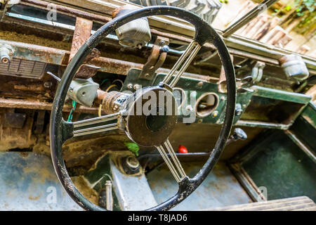 Lenkrad eines alten verrosteten Autowrack, das Innere eines havarierten Fahrzeug Stockfoto