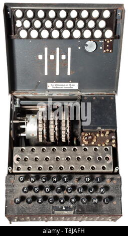 Ein Deutscher cypher Maschine Enigma I', Luftwaffe, 1944, Modell Nr. '20057', Hersteller "jla" (Cypher Machine Company Heimsoeth und Rinke, Berlin) Drei scrambling Rotoren mit den Zifferntasten 1 bis 26, das Aluminium Rotor mit jeweils passenden Nummern '20057'. In einem Leichtmetall, lackiert in grau mit der handschriftlichen Nummer "20057" auf der Unterseite. Der Klappdeckel mit Tastatur, Netzschalter, und Einschraubanschlusspunkte für externe Stromversorgung. Teilweise funktionieren Tastatur (zwei Tasten fehlen), steckbrett an der Front. Größe 26 x 29 x Ca. 13 cm. Unberührte finden, Editorial-Use - Nur Stockfoto