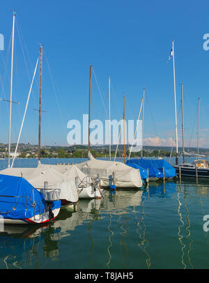 Boote an einer Pier am Zürichsee in der Schweiz, die Aussicht von der Stadt Zürich Anfang Mai. Stockfoto