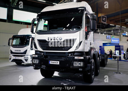 Helsinki, Finnland. 09. Mai 2019. IvecoTrakker 500 E6 und auf dem Hintergrund, Iveco Eurocargo angezeigt auf Transport-Logistics2019 in Messukeskus Helsinki, Finnland. Credit: Taina Sohlman/agefotostock Stockfoto