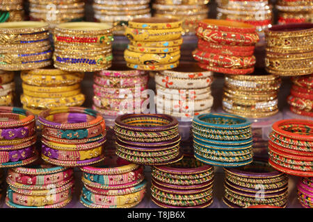 Bunte indische Armreifen am Markt - Close-up Detail Stockfoto