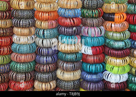 Bunte indische Armreifen am Markt - Close-up Detail Stockfoto