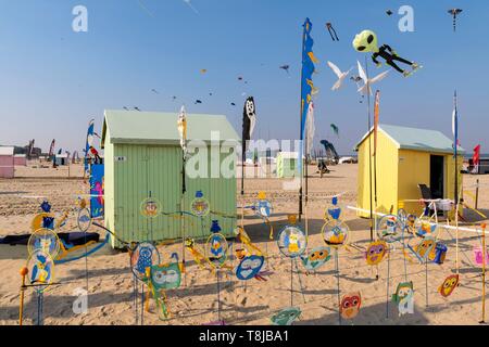 Frankreich, Nord-Pas-de-Calais", Opale Küste, Berck-sur-Mer, Berck-sur-Mer Internationale Kite Treffen, während 9 Tagen die Stadt begrüßt 500 Drachen aus der ganzen Welt für eine der wichtigsten kite Ereignisse in der Welt, der Wind Garten schlägt eine Vielzahl von Drehkreuze, wetterfahnen und andere Dekorationen mit Materialien von Recovery- oder Instrumente, deren Saiten mit dem Wind geräusche vibrieren Stockfoto