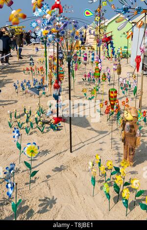 Frankreich, Nord-Pas-de-Calais", Opale Küste, Berck-sur-Mer, Berck-sur-Mer Internationale Kite Treffen, während 9 Tagen die Stadt begrüßt 500 Drachen aus der ganzen Welt für eine der wichtigsten kite Ereignisse in der Welt, der Wind Garten schlägt eine Vielzahl von Drehkreuze, wetterfahnen und andere Dekorationen mit Materialien von Recovery- oder Instrumente, deren Saiten mit dem Wind geräusche vibrieren Stockfoto