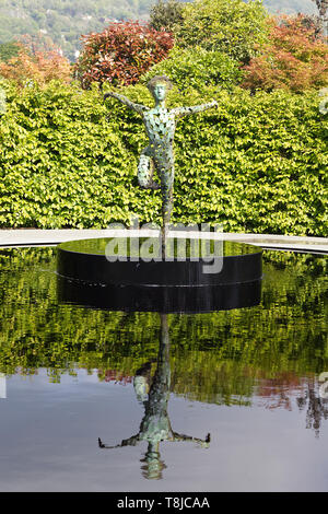Ballerina Skulptur Reflexion im Wasser, Garten der Stille Kontemplation Malvern spring flower show Stockfoto