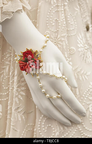 Florale Armband und Perlenkette am Handgelenk ein Mannequin Stockfoto