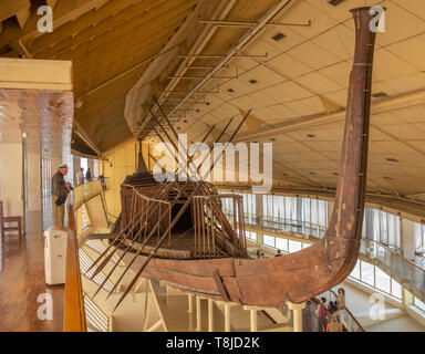 Diese ursprüngliche, intakt, große Boot war fast sicher für die alten ägyptischen Pharao Khufu vor über 4.000 Jahren erbaut. 1954 Das Schiff w Stockfoto