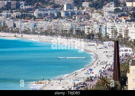 Frankreich, Alpes Maritimes, Nice, die Baie des Anges und der Promenade des Anglais, 9 Schrägen, Bernar Venet ist Stahl Skulptur repräsentieren die 9 Hügel der Grafschaft Nizza an der Esplanade Georges Pompidou Stockfoto