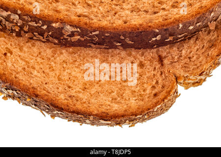 Horizontale Nahaufnahme der Ecken von zwei Scheiben Vollkornbrot. Weißer Hintergrund. Stockfoto