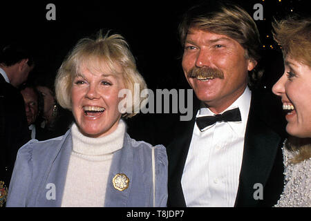 Mai 13, 2019: Foto: DORIS DAY, die immerwährende girl-next-door, dessen Karriere als Sängerin und Schauspielerin überspannte fast 50 Jahre und machte sie zu einer der grössten Hollywoodstars und beliebtesten Entertainer in den Vereinigten Staaten ist gestorben. Sie war 97. Bild: DORIS DAY und ihr Sohn Terry Melcher im Jahr 1988. (Bild: © Ralph Domiguez/Kugel Fotos über ZUMAPRESS.com) Stockfoto