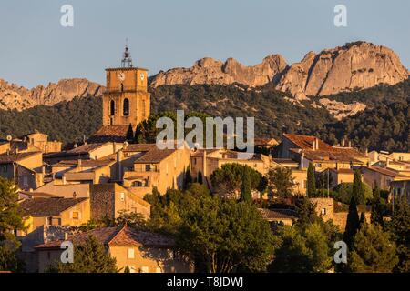 Frankreich, Vaucluse, das Dorf von Sablet mit der Dentelles de Montmirail im Hintergrund Stockfoto