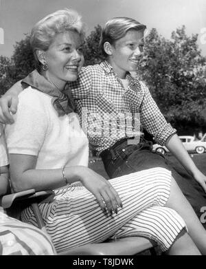 Mai 13, 2019: Foto: DORIS DAY, die immerwährende girl-next-door, dessen Karriere als Sängerin und Schauspielerin überspannte fast 50 Jahre und machte sie zu einer der grössten Hollywoodstars und beliebtesten Entertainer in den Vereinigten Staaten ist gestorben. Sie war 97. Bild: DORIS DAY und ihr Sohn Terry Melcher ca. Anfang der 50er Jahre. (Bild: © Allan S. Adler/Kugel Fotos über ZUMA Draht) Stockfoto