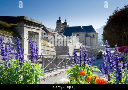 Frankreich, Hautes Alpes, Briancon, Blumenbeet vor dem Tor Pignerol Tor, der Stadtmauer und der Stiftskirche Notre Dame, Saint Nicolas Stockfoto