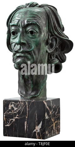 Arno Breker (1900 - 1991) - Salvador Dali Portrait Kopf aus Bronze mit grüne Patina, unterzeichnet "Arno Breker 1974 - 75" auf der Seite des Halses. Sockel aus schwarzem Marmor mit weißen Adern (kleine Chips auf den unteren Ecken), Label 'Venturi Arte' auf der Rückseite. Höhe 29,5 cm. Sehr heikle Skulptur, die Dalis sorgfältige Art und Weise der Malerei. historischen, historische, 20. Jahrhundert, 1930S, 1940s, Bildende Künste, Kunst, NS, Nationalsozialismus, Nationalsozialismus, Drittes Reich, Deutsche Reich, Deutschland, Nationalsozialismus, Nazis, NS-Zeit, Editorial-Use - Nur Stockfoto