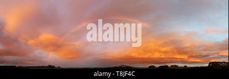 Rainbow im Sonnenuntergang Himmel über Neuseeland Landschaft Stockfoto