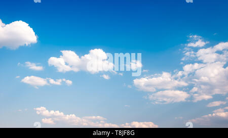 Weiße Wolke in den blauen Himmel Stockfoto