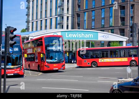 London, Großbritannien, 13. Mai 2019: Double Decker und single Doppeldeckerbusse fahren Lewisham DLR Station Stockfoto