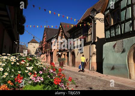 Frankreich, Haut Rhin, Turckheim, bunten Fassaden der Grand'Rue und im Hintergrund die Tür von Munster Stockfoto