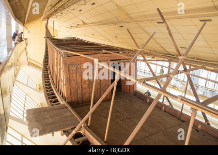 Diese ursprüngliche, intakt, große Boot war fast sicher für die alten ägyptischen Pharao Khufu vor über 4.000 Jahren erbaut. 1954 Das Schiff w Stockfoto