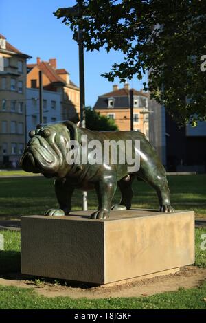 Frankreich, Haut Rhin, Mulhouse, in der Nähe des neuen Becken, die Skulptur Hector, eine Bulldogge von Antony Moratano Stockfoto