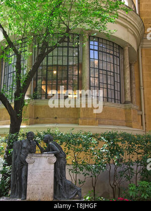 Statuen und die Außenseite der Salon in der rotunde Architektur mit Glasfenstern und Steinsäulen aus dem Garten das Sorolla Museum gesehen. Stockfoto