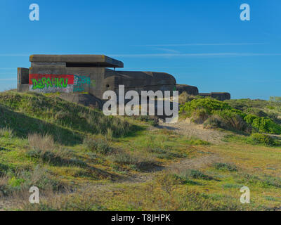 Die Bunker des deutschen Atlanitkwall Atlanticwall des 2. Weltkrieges, noch verbleibenden Geschichte im Bunker Museum von IJmuiden Holland zu sehen. Stockfoto