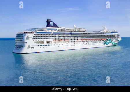 BARCELONA, Spanien - 9. Mai 2019: Norwegian Jade Kreuzfahrt Schiff auf dem offenen Meer in der Nähe der Stadt, Luftaufnahme Stockfoto