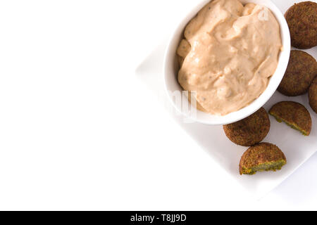 Falafel auf einem Schild auf weißem Hintergrund. Ansicht von oben. Copyspace Stockfoto