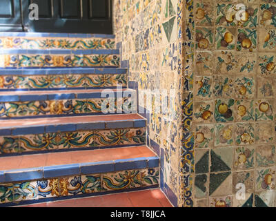 Schöne und bunte dekorative Fliesen auf der Treppe und Wand im Garten das Sorolla Museum. Stockfoto