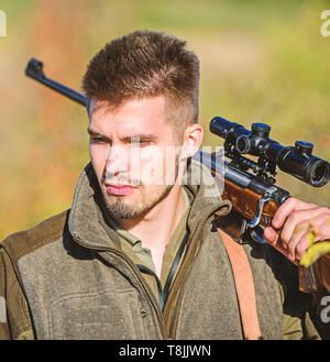 Mann Jäger mit Gewehr Pistole. Boot Camp. Bärtiger Mann Jäger. Die Streitkräfte. Camouflage. Uniform Mode. Jagd Fähigkeiten und Waffen Ausrüstung. Wie schalten Sie die Jagd in Hobby. Gefährliche Junge. Stockfoto