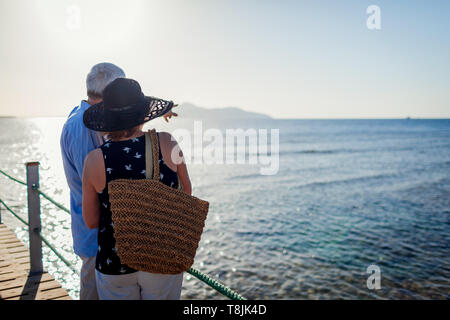 Senior Paar auf Pier durch das Rote Meer. Personen, die Sommerferien und der Landschaft. Stockfoto
