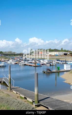 Littlehampton, West Sussex, UK. Anzeigen von Littlehampton Marina Blick in Richtung der A259 Brücke über den Fluss Arun Stockfoto