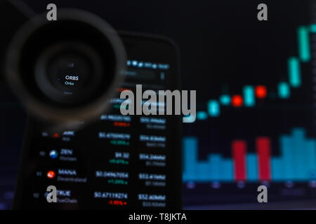 SAN FRANCISCO, USA - 9. Mai 2019: ein Diagramm der steigende Trend von Orbs Cryptocurrency. Die Abbildung der Grünen Kerzen Bar Anheben Trend, San Francisco Stockfoto