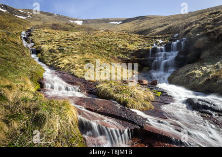 Zwei Bergflüssen Kaskadierung der roten Felsen und Zusammenführen der Mönch springen Wasserfall, der höchste in Serbien während des frühen Frühlinges Stockfoto