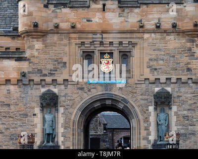 EDINBURGH - September 2016: Der Eingang zum Edinburgh Castle, die Royal Stuart Wappen und Motto über dem Tor. Stockfoto