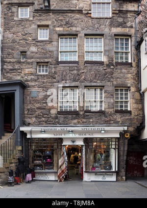 EDINBURGH - September 2016: Es gibt zahlreiche kilt Geschäfte in der schottischen Hauptstadt, wie dieses in einem Gebäude aus Stein aus dem 15. Jahrhundert auf dem Royal Mil Stockfoto