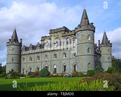 INVERARAY, Schottland - September 2016: Inveraray Castle, am Ufer des malerischen See Loch Ness entfernt, und ist der Stammsitz der Herzog von Argyll, wie in gezeigt Stockfoto